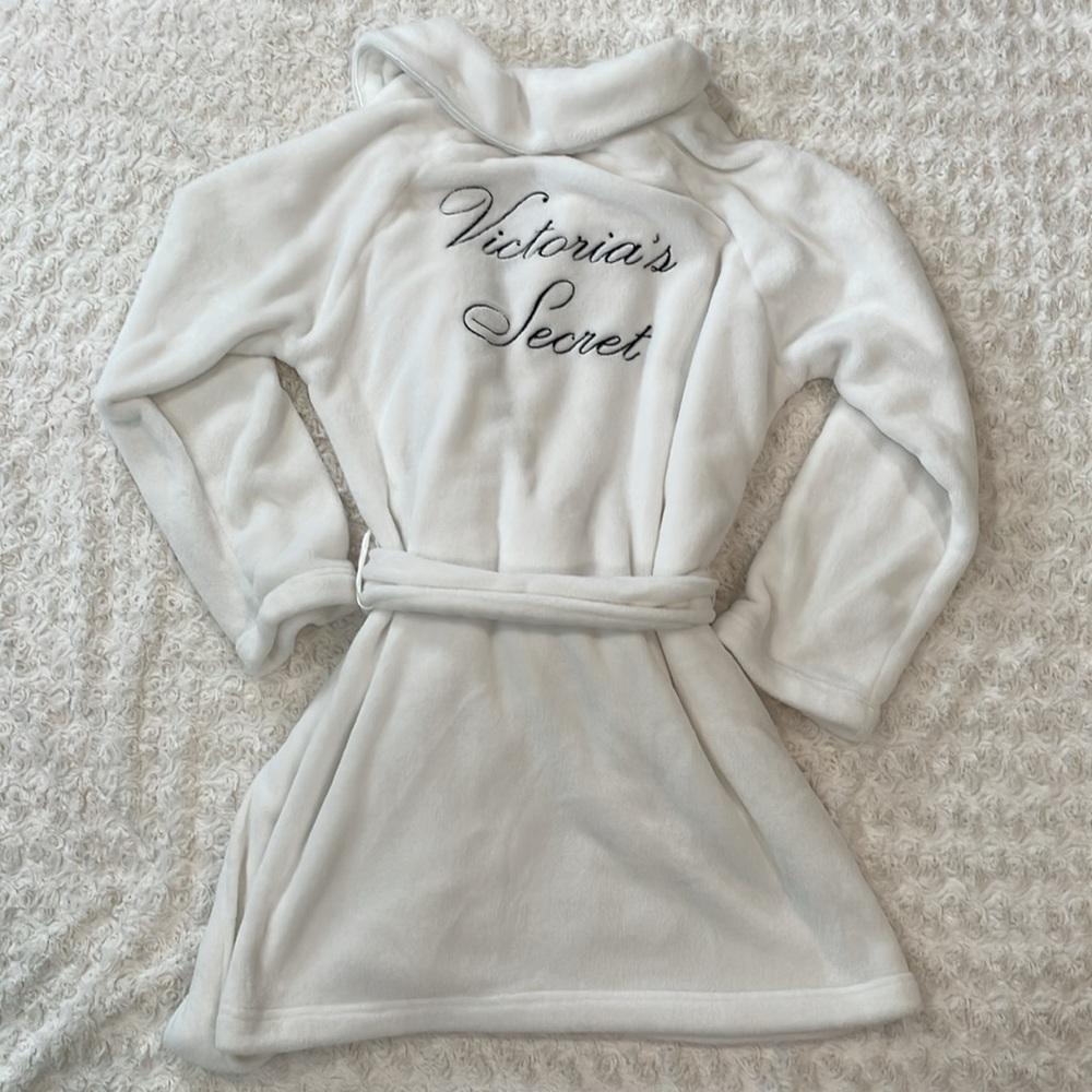 Victorias Secret white plush robe. Size M/L. Super soft. With pockets.